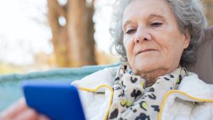 Apagado de la red 2G: Entel lidera el recambio gratuito de equipos para clientes adultos mayores