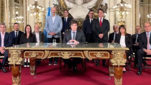 Privatización de empresas públicas y el fútbol: las medidas de Milei para desregular la economía