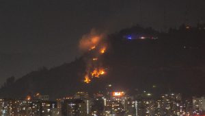 La principal hipótesis que se investiga por el incendio en el cerro San Cristóbal