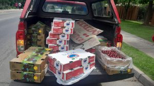 FOTO - Las Condes fiscaliza viralizada venta ambulante de cerezas en la comuna