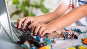 ¡Atención, padres!: Anuncian campamento de verano tecnológico gratuito para niños en Santiago