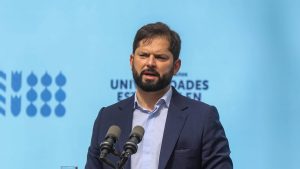 Cadem: aprobación a Boric bajó cuatro puntos respecto a finales de 2022 y llega al 31%