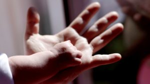 Con ventilación mecánica: actualizan el estado de salud del bebé más grande de Chile