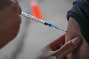 Ante nueva variante Pirola: ¿Dónde vacunarse contra el COVID-19 este 2024?