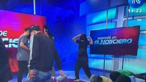 VIDEO - Banda de delincuentes secuestra canal de TV de Ecuador al aire