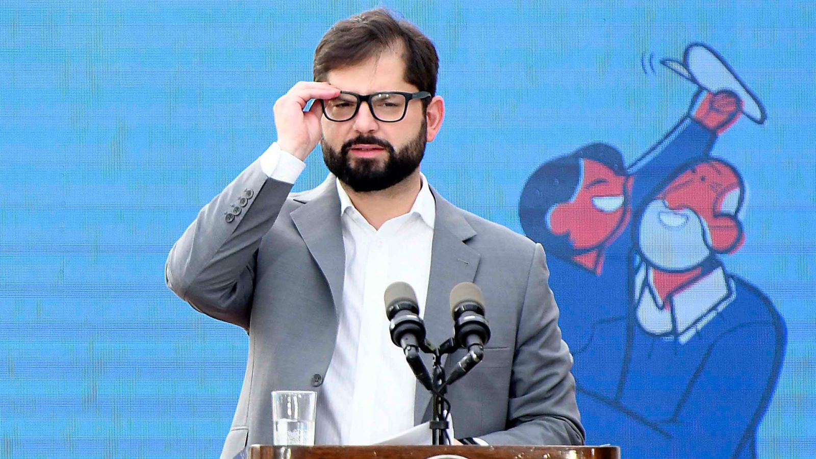 Gabriel Boric llama a ministros por ley del lobby