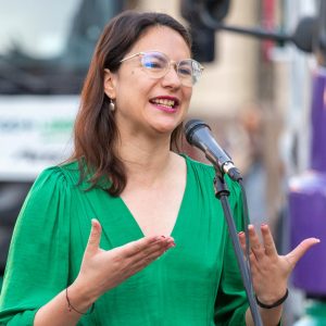 Irací Hassler irá por la reelección en Santiago