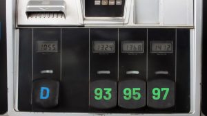 Un respiro en medio del verano: cuánto bajaron las bencinas este jueves