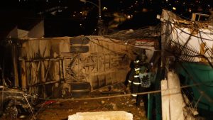 Bus con turistas se desbarranca en cerro de Valparaíso y provoca incendio