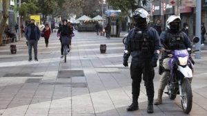 Encuesta Black&White: 64% cree que la seguridad e higiene de Santiago Centro ha emperado en los últimos seis meses