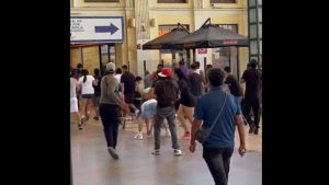 VIDEO - Batalla campal entre ambulantes y guardias en plena Estación Central