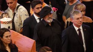 Negro Piñera llega a despedir a su hermano: 