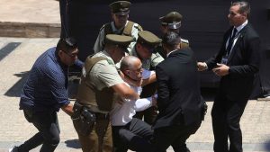 FOTO - Detienen a hombre que saltó perímetro de seguridad en funeral de Sebastián Piñera en La Moneda