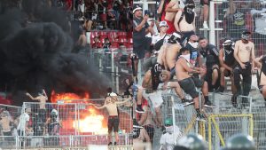 VIDEOS - Los graves incidentes en la barra Colo Colo que provocaron la suspensión de la Supercopa en el Estadio Nacional