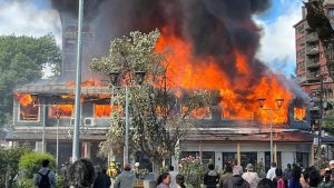 VIDEOS - Gran incendio afecta a locales comerciales en centro de Puerto Varas