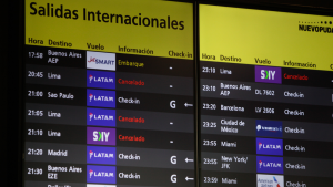 Tras alza significativa de reclamos: Sernac oficiará a tres aerolíneas chilenas