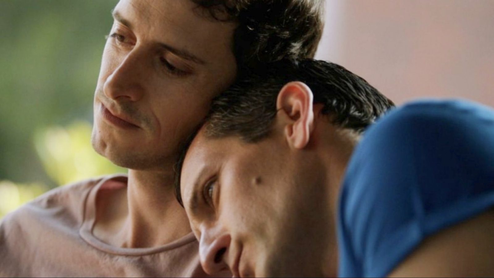 beso entre Robin y Pedro