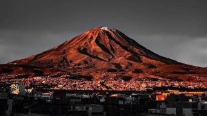 Qué se sabe del chileno que murió tras caer 300 metros mientras escalaba un volcán en Perú