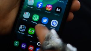 Pequeños “borrachos” digitales: el peligro del consumo de redes sociales