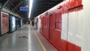 VIDEOS - Encapuchados vandalizaron tren del Metro de Santiago con pasajeros en su interior