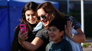 Países con mamás de mayor edad son más longevos: Chile se ubica entre los tres con madres más jóvenes