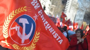 Black&White: 60% está en contra del Partido Comunista, pero no necesariamente es 