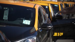 Denuncian a falso taxista que cobró $7 millones a turista desde el aeropuerto al centro de Santiago