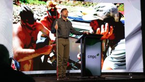 Erik Weihenmayer, primer escalador ciego en subir el Everest: “Muchos permiten que la oscuridad los paralice, yo no tomé esa opción”