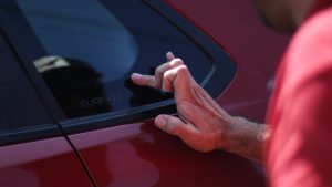 Grabado de patentes en vidrios de autos: ¿hasta cuándo hay plazo para cumplir la norma?