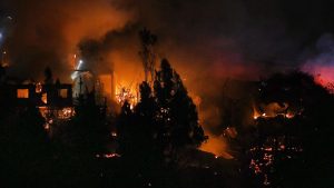 VIDEOS - Incendio en Valparaíso obliga a evacuar sectores del cerro Cordillera y cerro Alegre