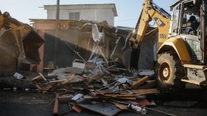 VIDEO - Mega operativo en toma de Maipú demolió casas y desbarató prostíbulo y discoteca ilegal