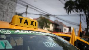 ¿Cómo operan? Falsos taxistas le cobraron $10 millones a turista en aeropuerto de Santiago