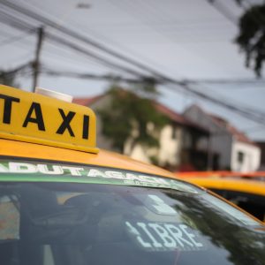 falsos taxistas estafan en Aeropuerto de Santiago