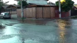 Investigan qué provocó la rotura de matriz que afectó a vecinos de Maipú