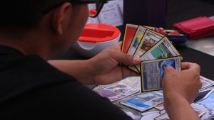Contraloría abre sumario contra funcionarios que jugaban cartas Magic en horario laboral