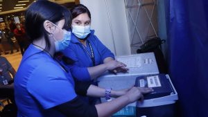 Sueldo de hasta $710 mil por media jornada: revisa las ofertas para vacunar contra influenza