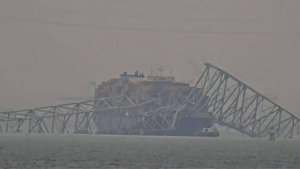 Los peligrosos productos químicos que tiene el barco que chocó puente en Baltimore