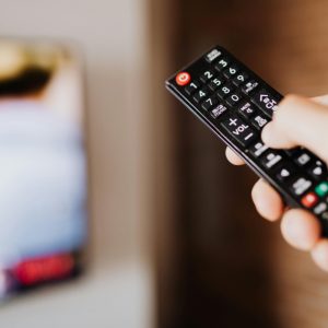 Los motivos del CNTV para adelantar el horario para mayores de 18 años - pexels