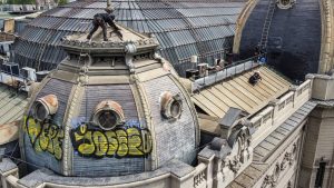 Tenía un arma y 17 bolsas de tussi: detienen a acusado de rayados en la cúpula del Museo de Bellas Artes