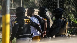 Quiénes son Los Trinitarios, la peligrosa banda internacional que generó masivo operativo de PDI en RM