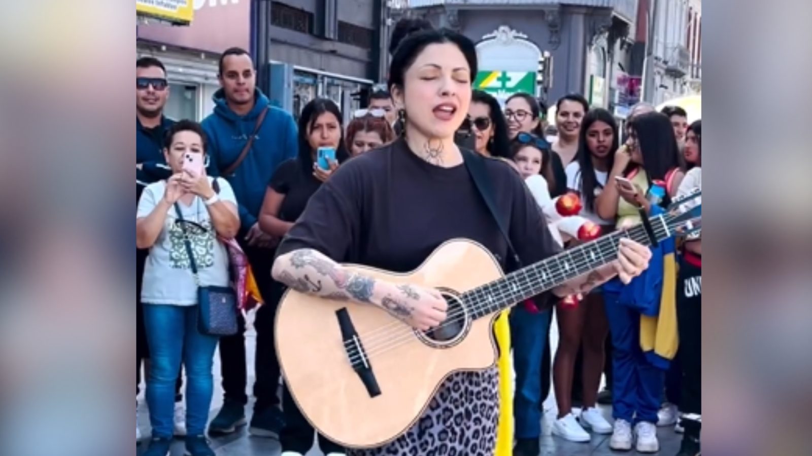 Mon Laferte sorprende cantando en el centro de Antofagasta