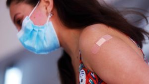 Vínculo entre parches curita y cáncer: expertos explican los detalles de alarmante estudio