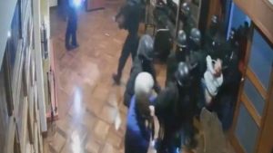 VIDEO - Así fue la invasión de la policía ecuatoriana a la embajada de México