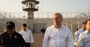 FOTOS - Así fue la visita de Kast a El Salvador: recorrió megacárcel y se reunió con ministros de Bukele