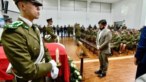 Presidente Boric llega a velorio de teniente Sánchez y se reúne con su familia