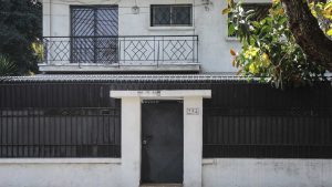 Las sanciones a las que se arriesga la supuesta monja que tiró un cadáver en las calles de Ñuñoa