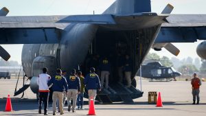 Los detalles del vuelo con 53 extranjeros expulsados hacia Colombia, Ecuador y Bolivia