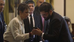 VIDEO - Registro se viralizó: la respuesta de Tohá por contenido que le mostró a Boric en su celular