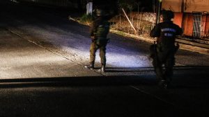 Gobierno decretó toque de queda en tres comunas luego del asesinato de los carabineros