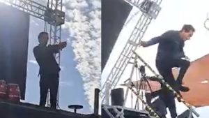 VIDEO - Pantalla gigante cayó sobre escenario durante show de Jean Paul Olhaberry